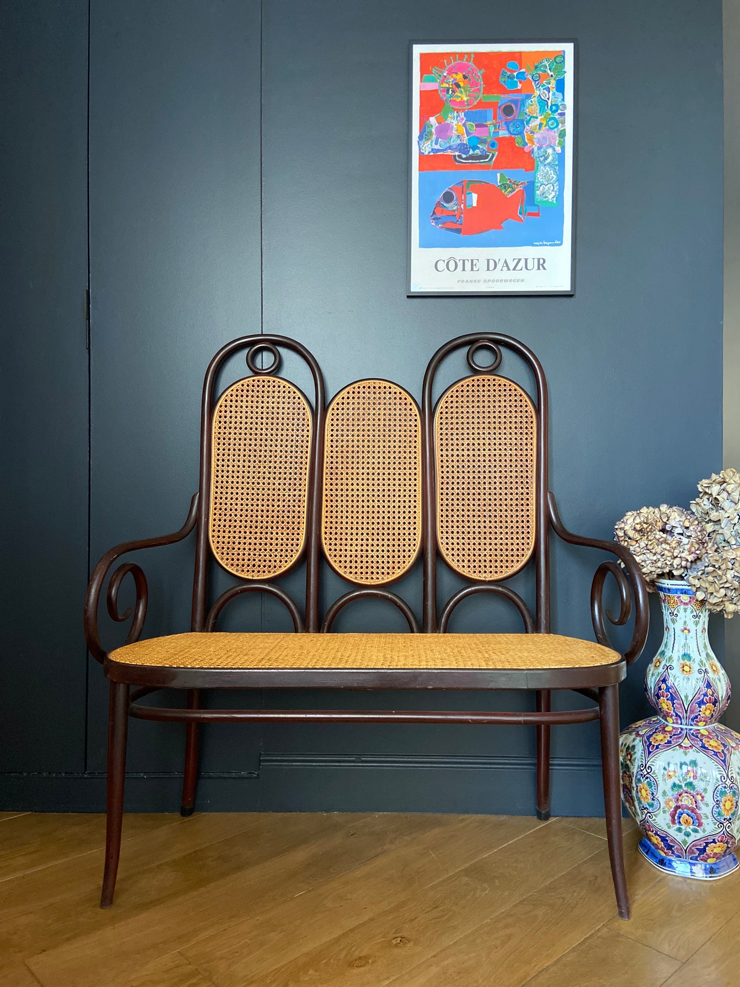 Banquette en bois courbé et cannage estampillée Thonet - modèle 83 - début du XXe siècle. 