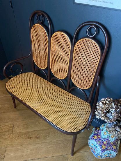 Banquette en bois courbé et cannage estampillée Thonet - modèle 83 - début du XXe siècle. 