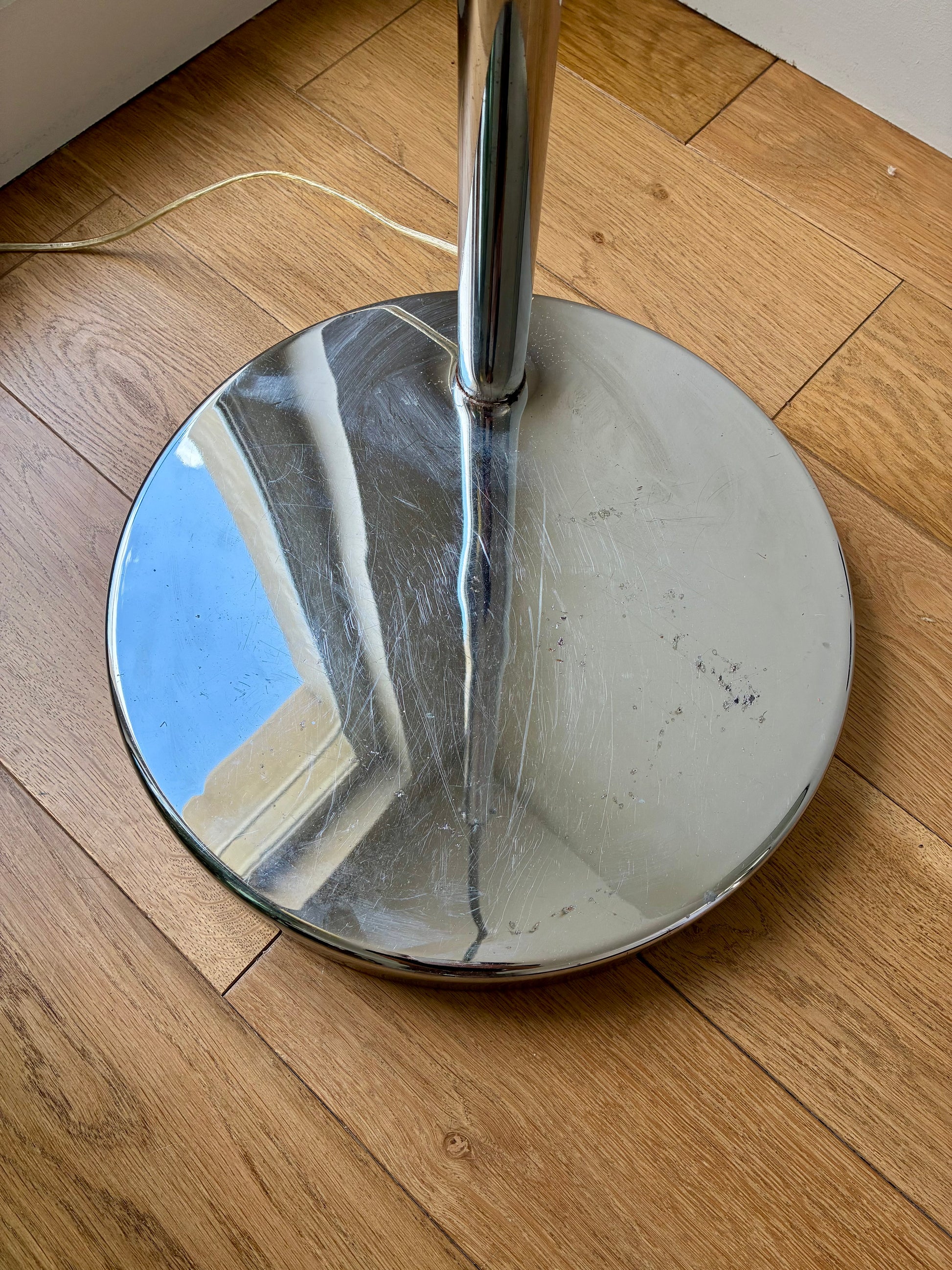 Très grand lampadaire arqué en métal chromé - 1970.