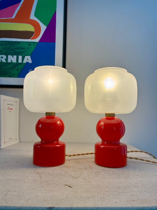 Paire de lampes de chevet "Globes" en verre rouge vif - 1960.
