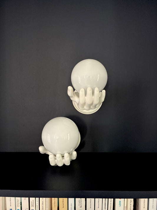 Paire d'appliques Pop Art "Globes sur mains" en céramique - 1980.