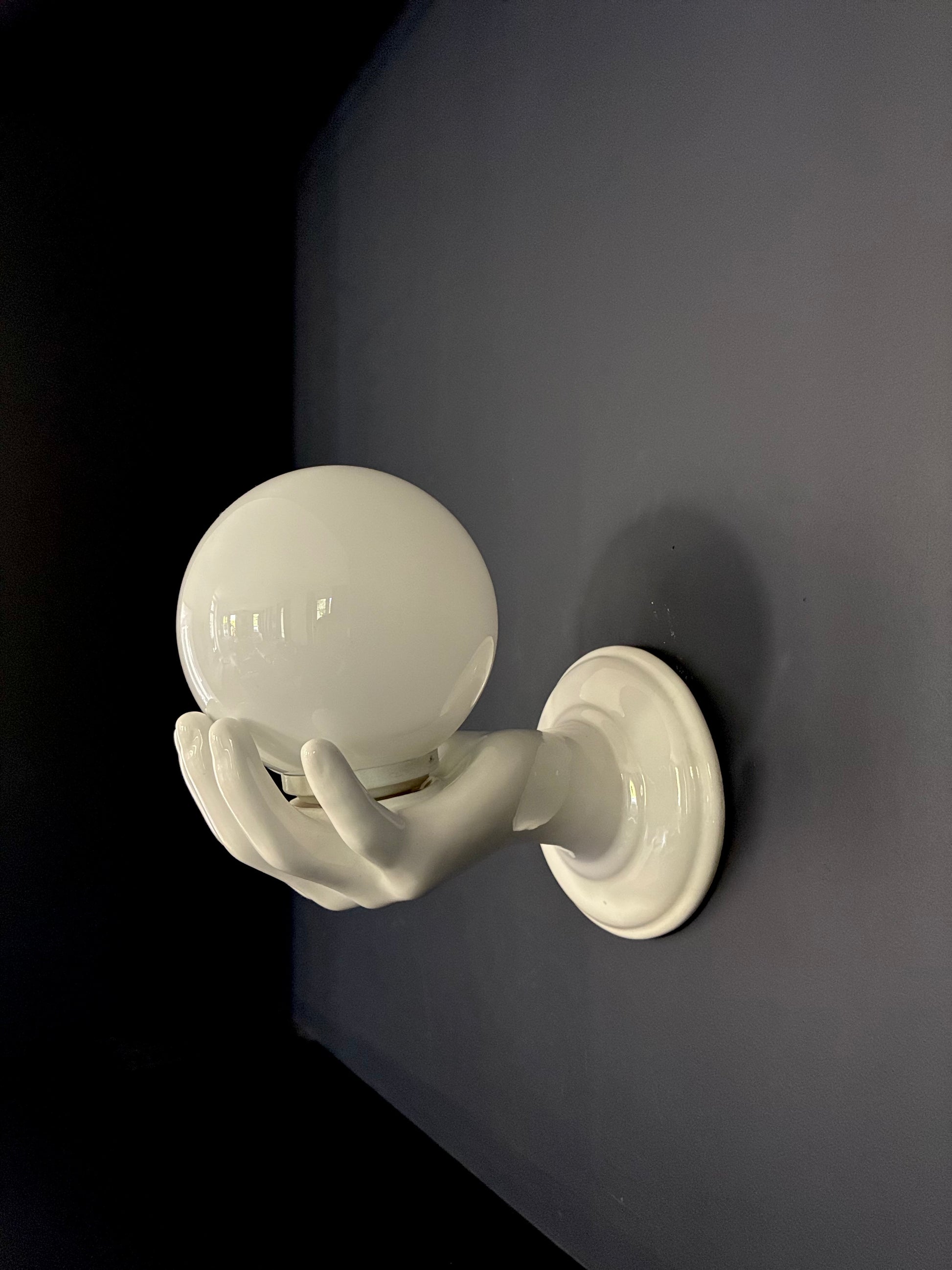 Paire d'appliques Pop Art "Globes sur mains" en céramique - 1980.