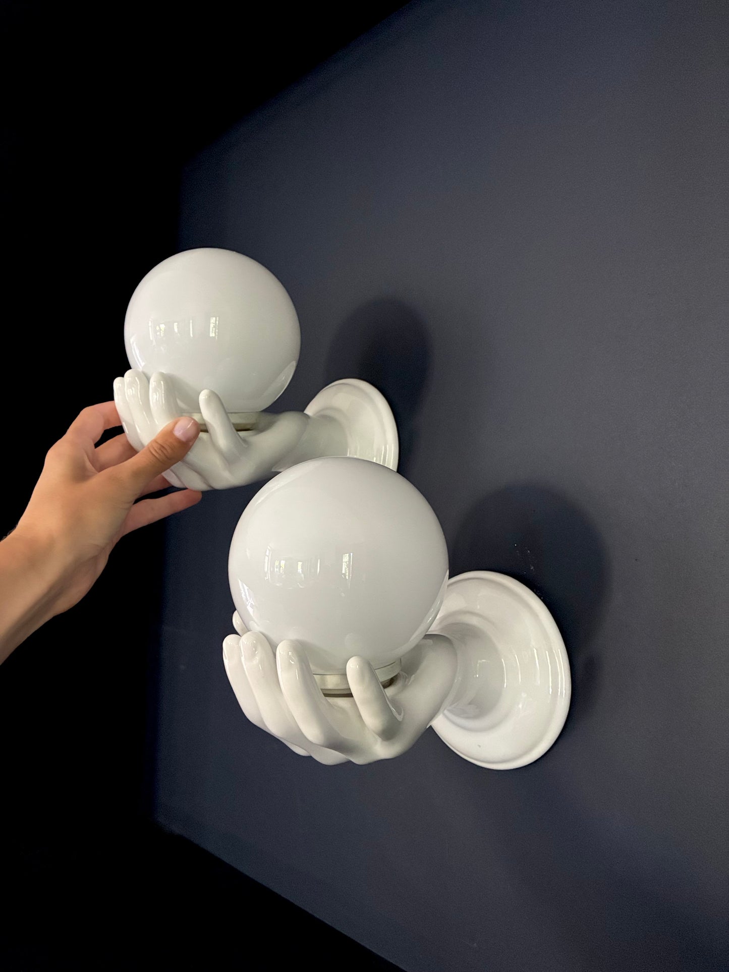 Paire d'appliques Pop Art "Globes sur mains" en céramique - 1980.