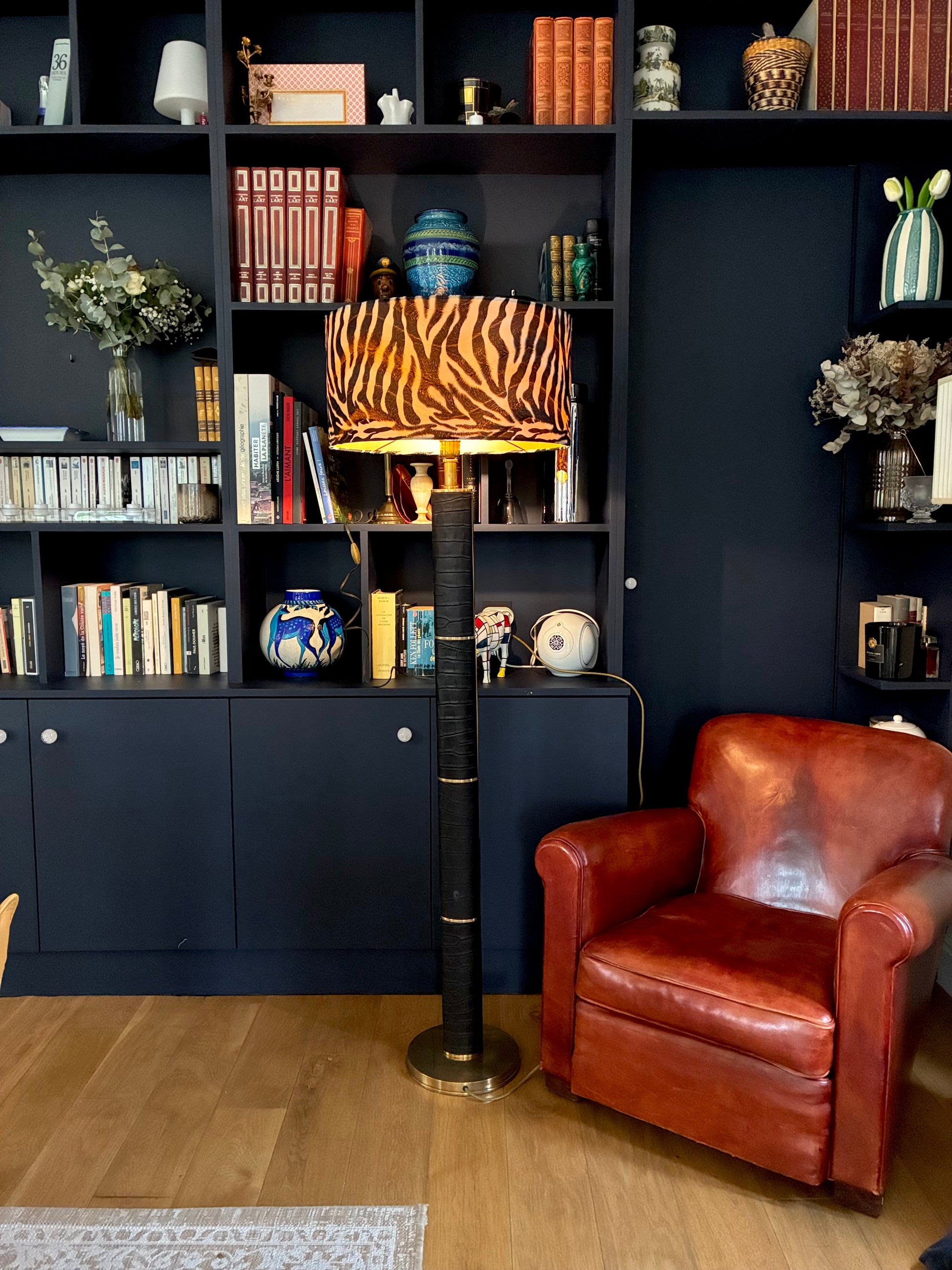 Grand lampadaire Ralph Lauren en cuir et laiton - 1970.