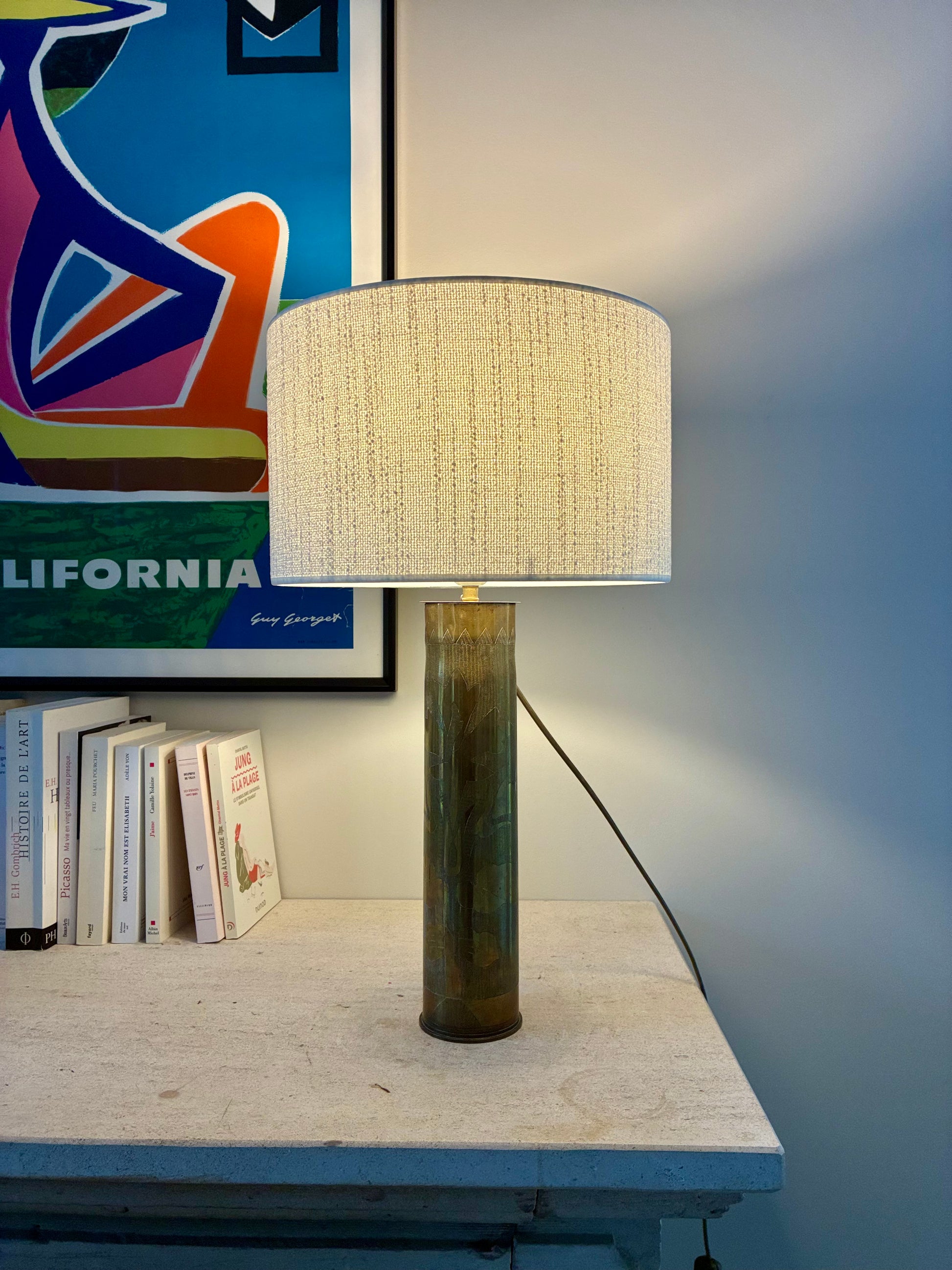 Lampe "Obus" gravée à décor fleuri.