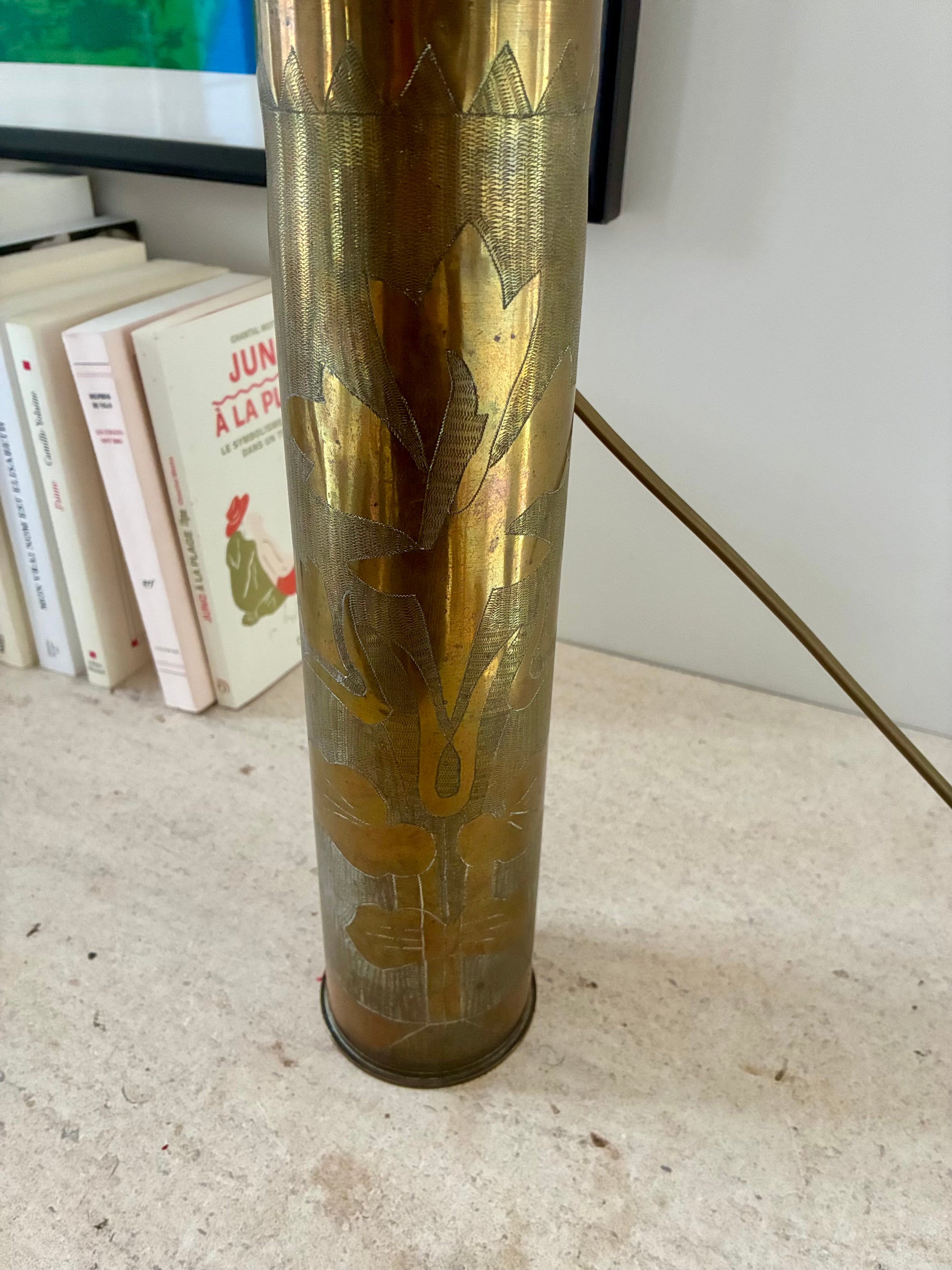 Lampe "Obus" gravée à décor fleuri.