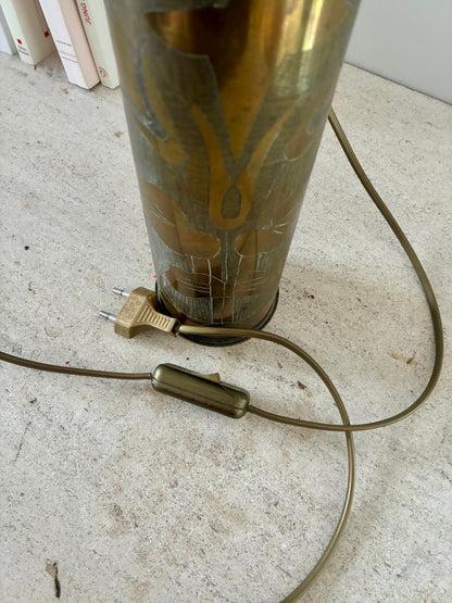 Lampe "Obus" gravée à décor fleuri.