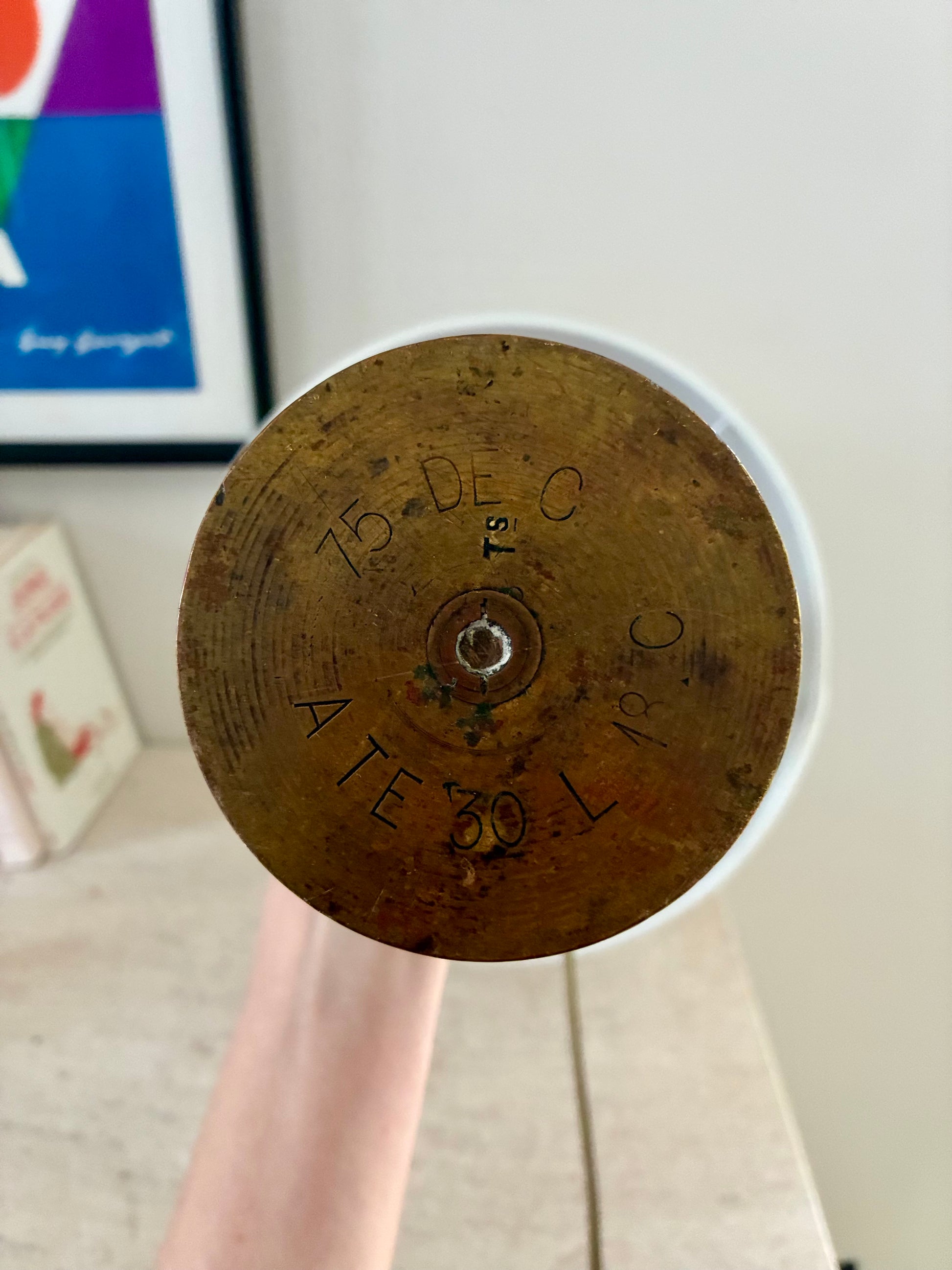 Lampe "Obus" gravée à décor fleuri.