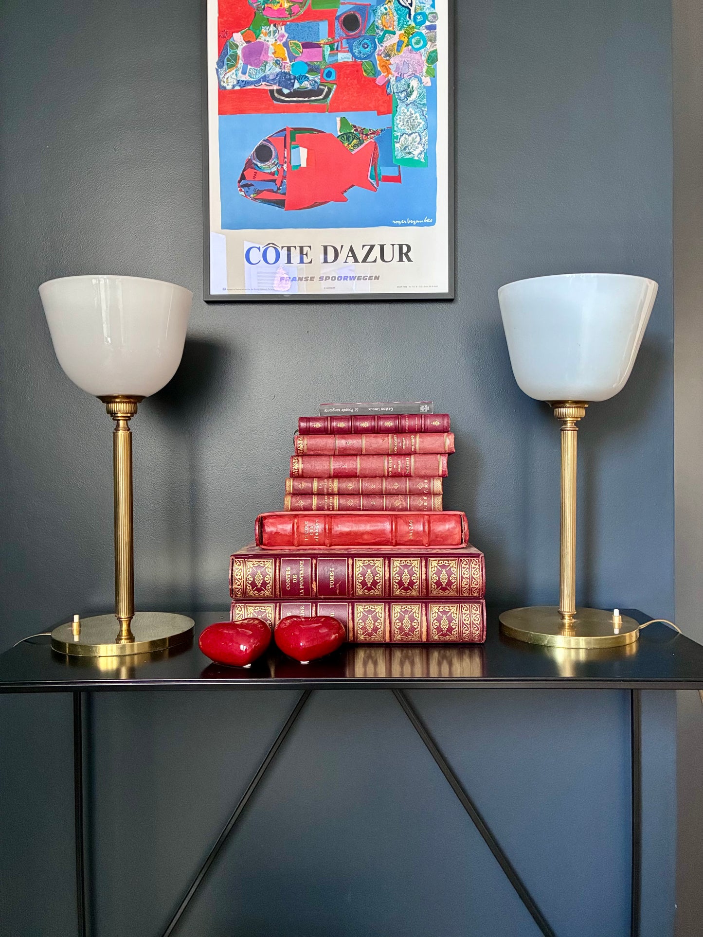 Paire de lampes "Sénateur" en laiton et opaline.