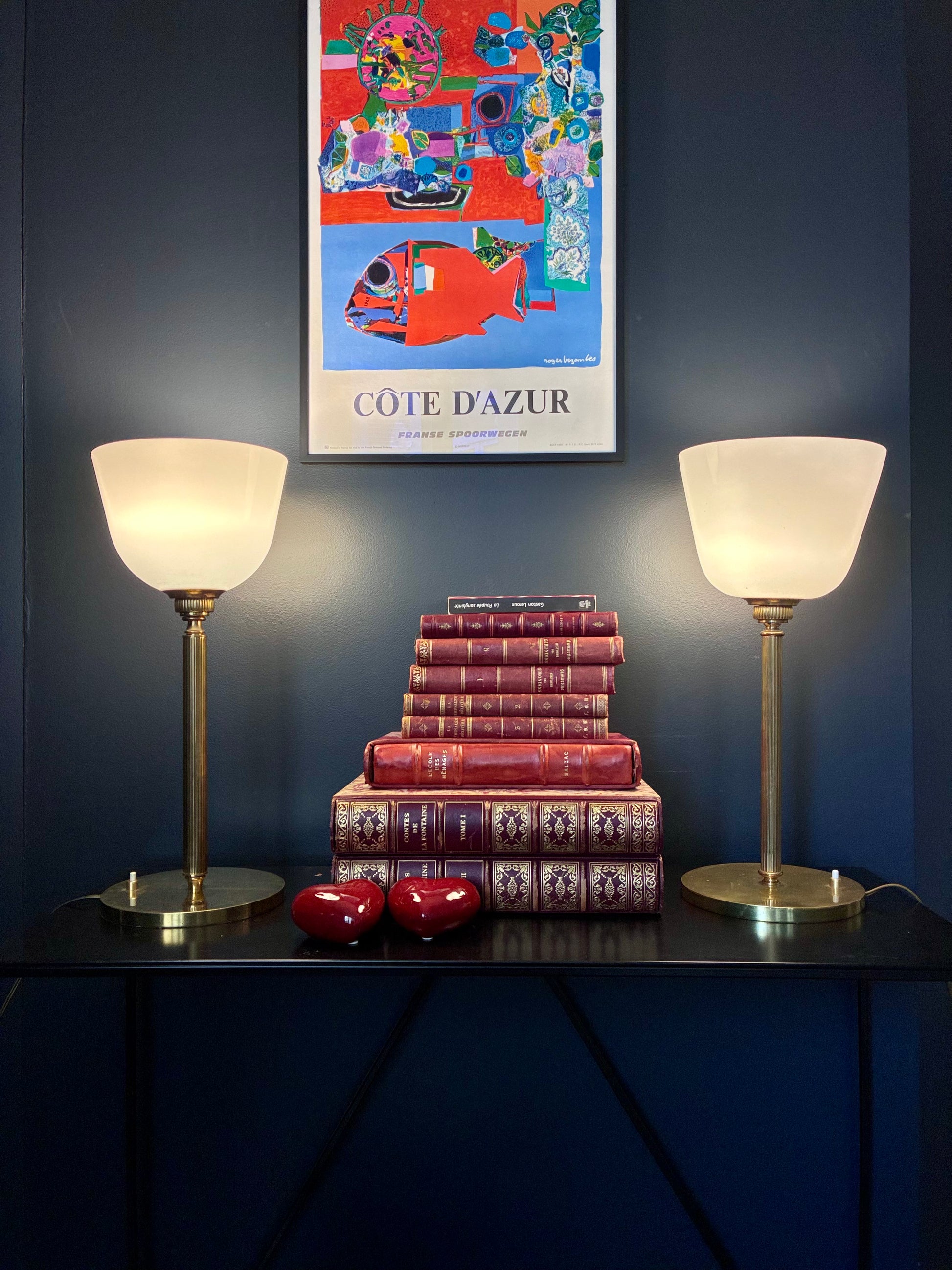 Paire de lampes "Sénateur" en laiton et opaline.