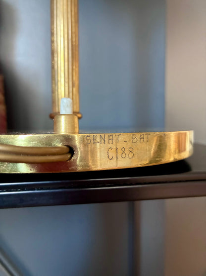 Paire de lampes "Sénateur" en laiton et opaline.