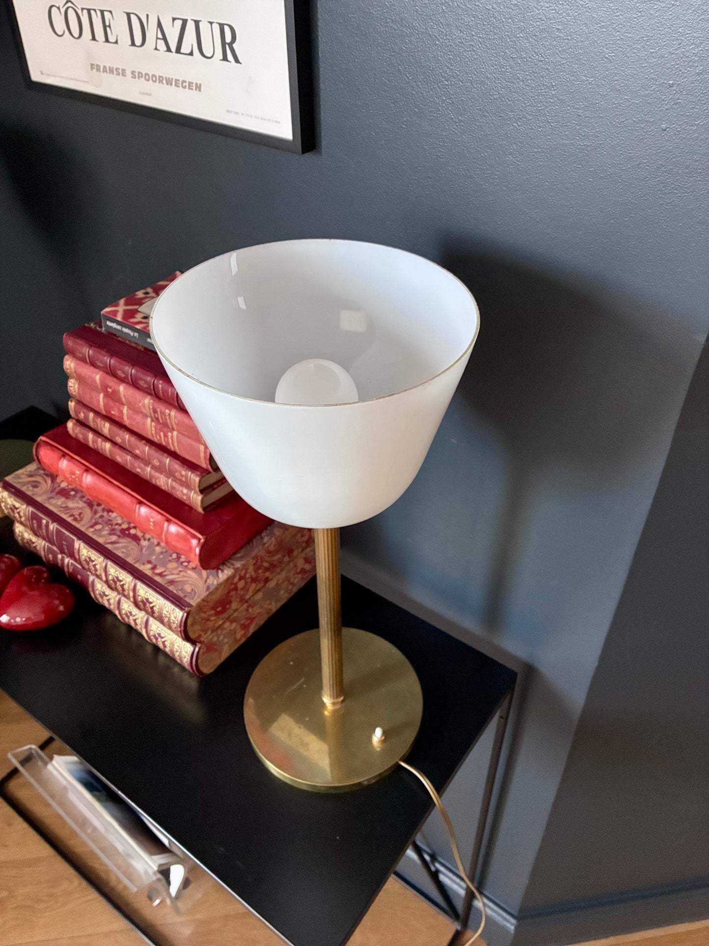 Paire de lampes "Sénateur" en laiton et opaline.