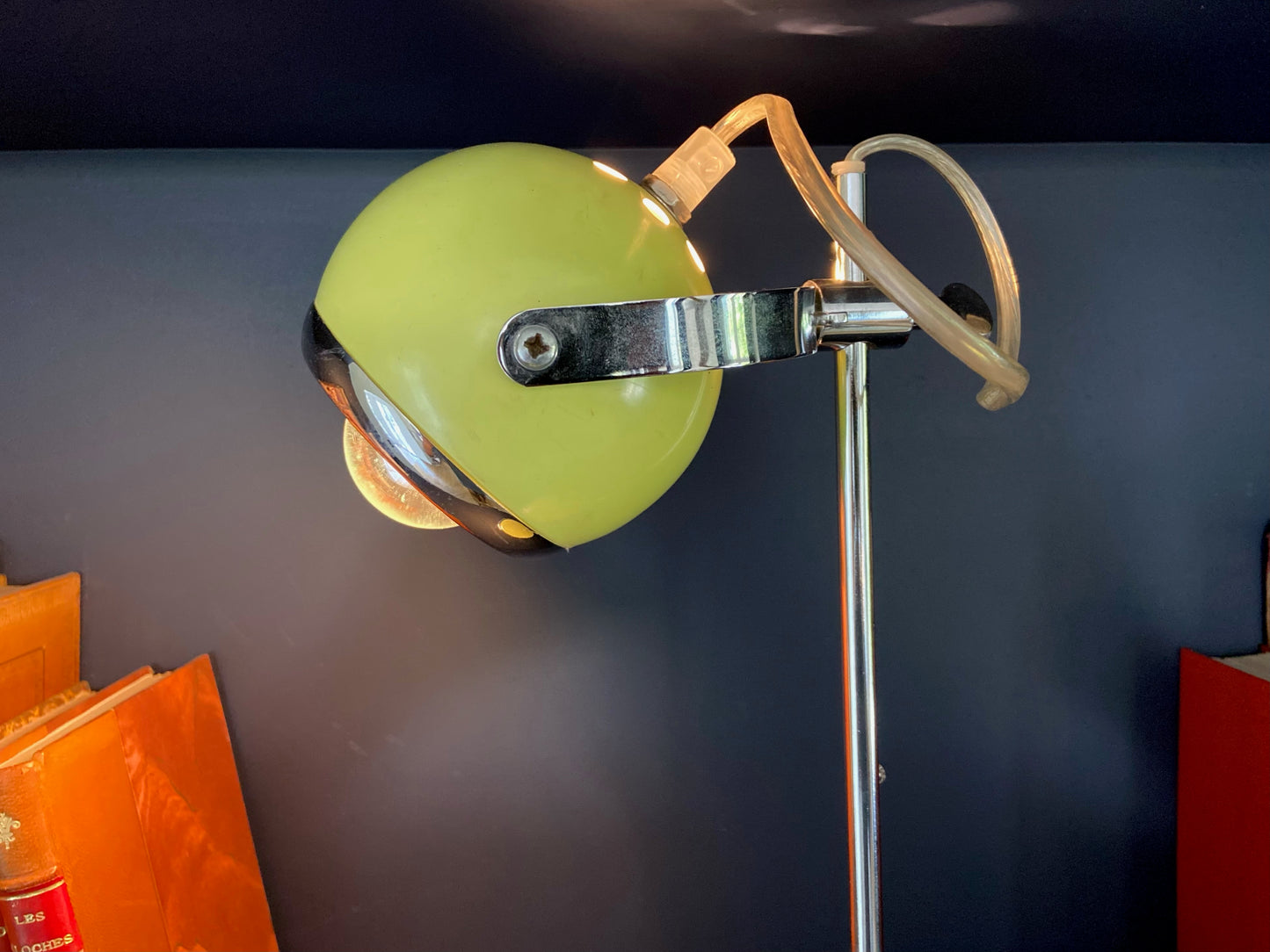 Lampe esprit "Eye-ball" en métal chromé et jaune pastel